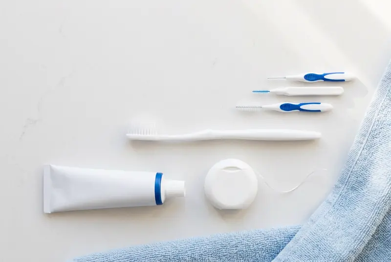 Cepillo dental de cerdas suaves, cepillos interdentales y seda dental para el cuidado diario de las carillas